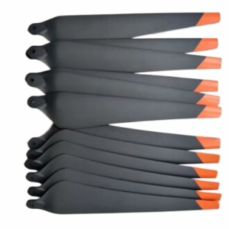 Mehrere schwarze Propellerblätter mit orangenen Spitzen.